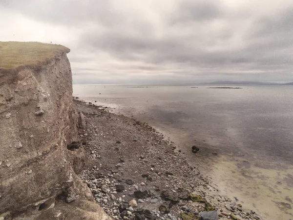 Schemering over de baai van Galway. Bewolkte hemel, Atlantische Oceaan, eenvoudig en kalm landschap. — Stockfoto