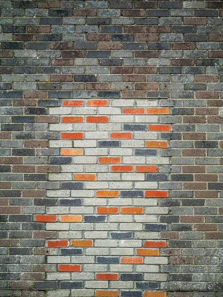 Imagem vertical, textura de tijolo, porta velha substituída por material de cor diferente. Artesanato de alvenaria . — Fotografia de Stock