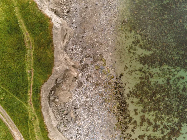 Vista aérea de cima para baixo em um penhasco e costa oceânica. Baía de Galway , — Fotografia de Stock