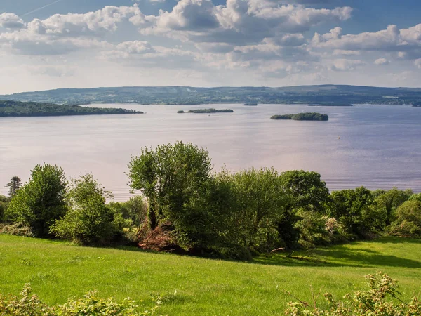 Lough Derg County Tipperary, příroda krajina, letní den, zamračená obloha. Ostrovy a hory na pozadí. Stock Snímky