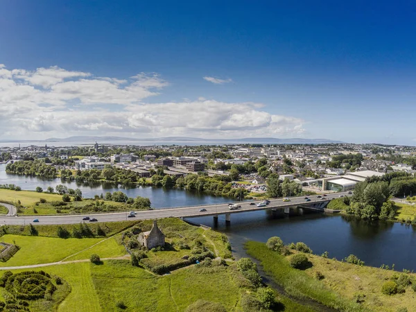 06/21/2019 Galway, Irsko: letecký pohled, Terrylandův hrad, most přes řeku Corrib, Kingfishclub, město Galway. Stock Obrázky