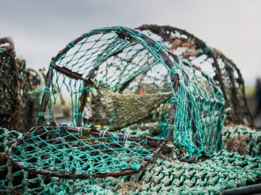 Eski paslı açık yengeç tuzağı, seçici odak, yeşil yırtık Mesh,
