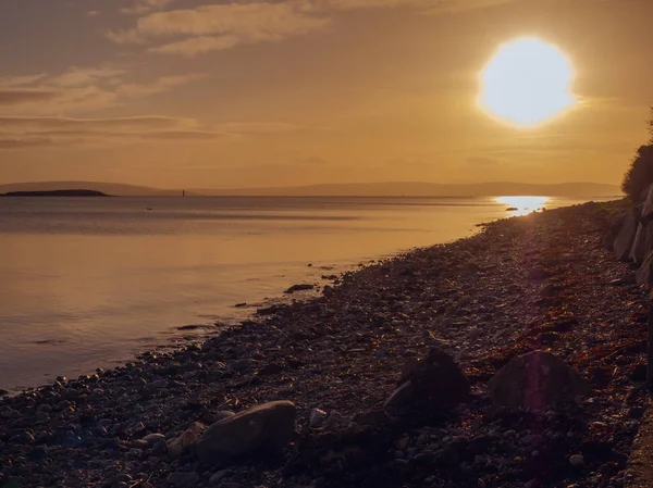 Solnedgång Sol över havet, Sepia varm ton. Galway Bay, Atlantic Ocean. — Stockfoto