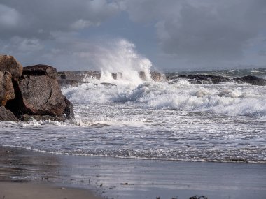 Dalga bir fırtına sırasında Galway körfezi kıyıları vurur.