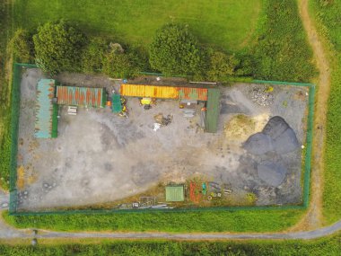 Yol bakım iş depolama için küçük endüstriyel bileşik. Havadan görünüm, avluda nakliye konteynerleri.