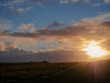 Bir tepeüzerinde gün batımı gökyüzü, Sıcak ve mavi renkler, Güneş pus.