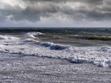 Okyanus dalgası ve gökyüzü Galway körfezi, İrlanda.