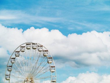 Eğlenceli tekerlek , bulutlu gökyüzüne karşı dönme. Eğlenceli ücret ve yaz eğlence konsepti.