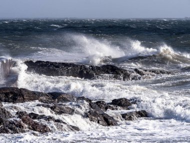 Dalga bir fırtına sırasında Galway körfezi kıyıları vurur.