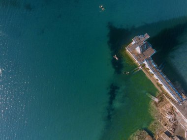 Blackrock dalış kulesi, Salthill gezinti, Galway şehir, Hava üst görünümü. Güneşli bir gün. İnsanlar Atlantik okyanusunda yüzüyor..