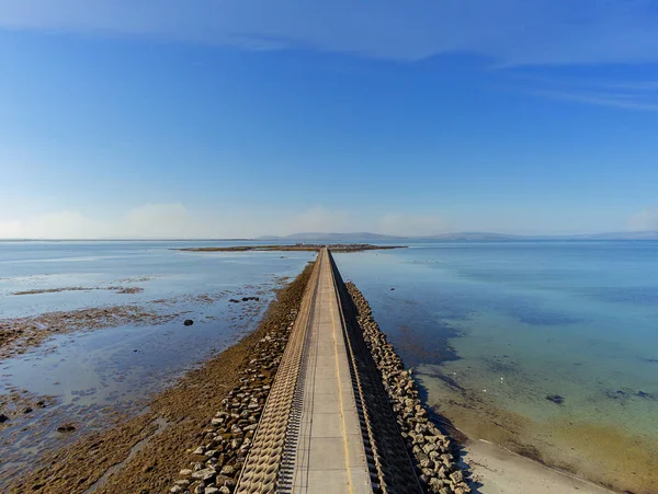 Flygvy. Causeway förbinder Mutton Island med Galway City. Varm solig dag, blå himmel och Atlanten vatten. — Stockfoto