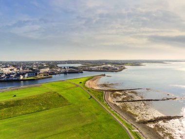 Galway limanı, Havadan görünüm, Corrib Nehri Atlantik okyanusuna akar, Güneşli sıcak gün, Bulutlu gökyüzü, İrlanda, Havadan görünüm.