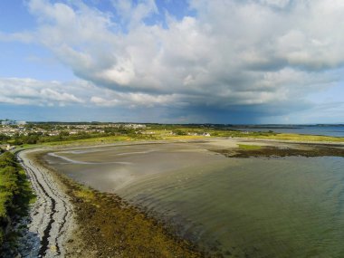 Ballyloughane Beach Galway şehir, İrlanda. Havadan görünüm, düşük gelgit. Bulutlu gökyüzü. Ballyloughane Beach Galway şehir, İrlanda. Havadan görünüm, düşük gelgit. Bulutlu gökyüzü. Gelişmemiş kumlu streç, ob için bir hedef