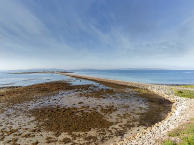 Havadan görünüm. Mutton adasını Galway şehrine bağlayan geçit. Sıcak güneşli bir gün, Mavi gökyüzü ve Atlantik okyanusunun suyu. Düşük gelgit.