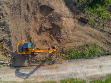 Okyanus kıyısındaki bir şantiyede havadan üst görünüm, İki kazıcı.