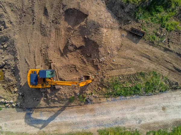 Okyanus kıyısındaki bir şantiyede havadan üst görünüm, İki kazıcı.