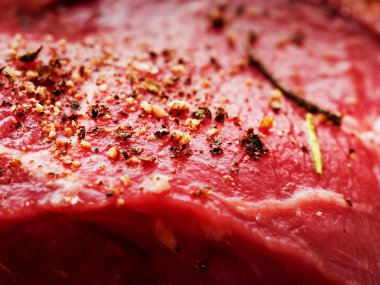 Çiğ pişmemiş marine sığır eti üzerine otlar, yakın.