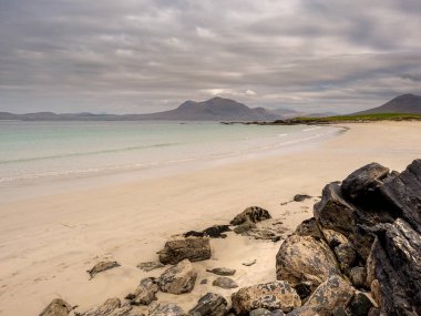 Sandy Renvyle Beach ilçe Galway, çok berrak su, güzel görünümü. İrlanda.
