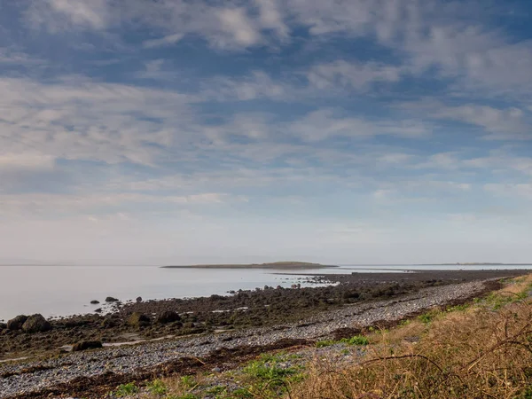 Galway körfezi, Atlantik Okyanusu, İrlanda, Hare Adası, İrlanda'nın batı kıyısı. Bulutlu mavi gökyüzü. Düşük gelgit.