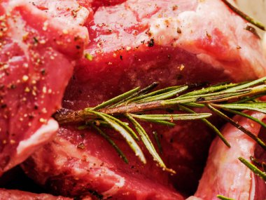 Zeytinyağlı ve yeşil biberiye ile marine sığır eti. Yakın çekim.