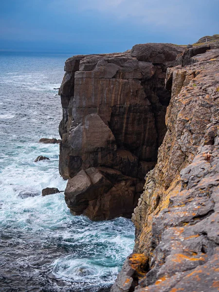 Mini klippor i grevskapet Clare, Irland, Atlanten, blå himmel, vertikal bild. — Stockfoto