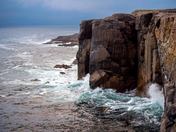 Mini-kliffen in County Clare, Ierland, Atlantische Oceaan, blauwe hemel, verticaal beeld. — Stockfoto