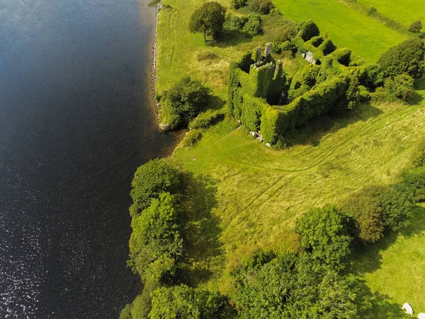 08/18/2019 Galway City, Irland. Flygfoto på Old Menlo Castle by River Corrib. — Stockfoto
