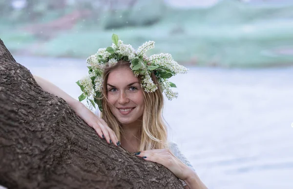 Ritratto di una bella ragazza con una corona di fiori in testa — Foto Stock