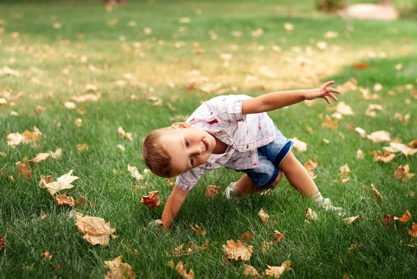 Bambino Che Balla Giardino Estivo — Foto Stock