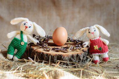 Paskalya dekor yumurta, örme tavşan. El yapımı