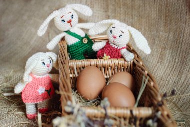Paskalya dekor yumurta, gri arka planda örme tavşan. El yapımı