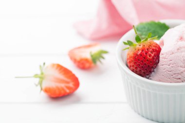 Kasede çilekli dondurma.