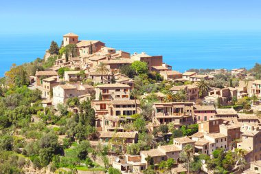 Mallorca adasında geleneksel evler ile tepe görünümü 
