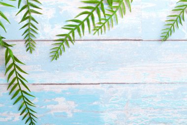 Kalitesiz ahşap arka planda yapraklar