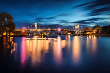 Şafak vakti, Almanya 'da yanan köprüden geçen nehir manzarası.