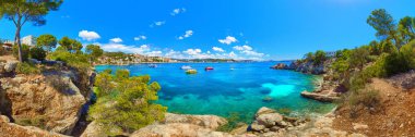 turkuaz deniz suyu ve Mallorca adanın kayalık kıyı şeridi görünümü 