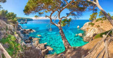 turkuaz deniz suyu ve Mallorca adanın kayalık kıyı şeridi görünümü 