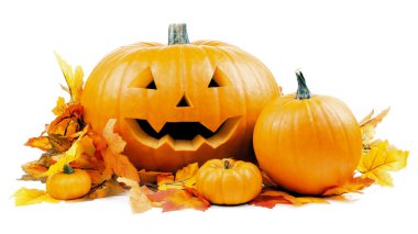 Beyaz arka planda turuncu korkunç kabak ile Halloween kart şablonu 