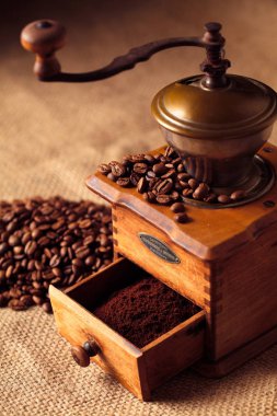 Ahşap bir arka planda kahve çekirdekleri