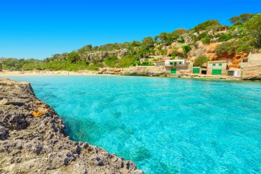 turkuaz deniz suyu ve Mallorca adanın kayalık kıyı şeridi görünümü 