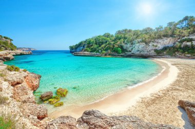 turkuaz deniz suyu ve Mallorca adanın kayalık kıyı şeridi görünümü 