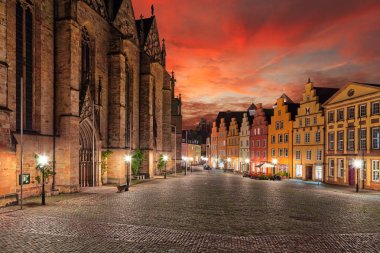 Akşamları aydınlık binalarla dolu şehir manzarası, Almanya.