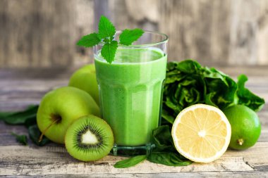 ahşap arka plan üzerinde ıspanak smoothie yakın 