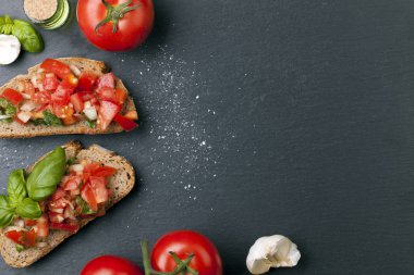 Gri masada vejetaryen sandviçler