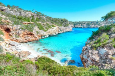 turkuaz deniz suyu ve Mallorca adanın kayalık kıyı şeridi görünümü 