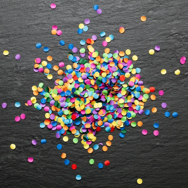 Confeti Colorido Sobre Fondo Oscuro —  Fotos de Stock