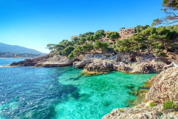Uitzicht Turquoise Zeewater Rotsachtige Kustlijn Van Mallorca Eiland — Stockfoto
