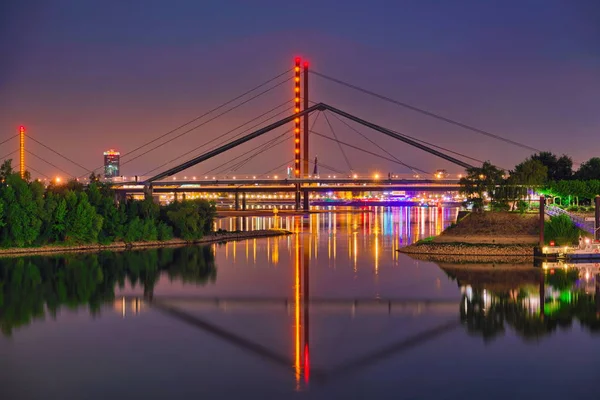 Cityscape Dusseldorf Φωτισμένα Κτίρια Και Γέφυρα Βράδυ Γερμανία — Φωτογραφία Αρχείου