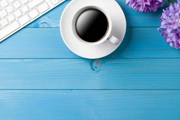 Top Uitzicht Van Kopje Met Koffie Blauwe Houten Achtergrond — Stockfoto
