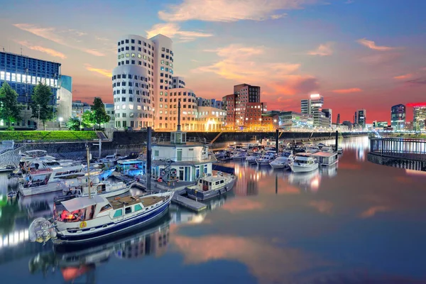 Düsseldorf şehri, akşamları aydınlık binalar, Almanya.